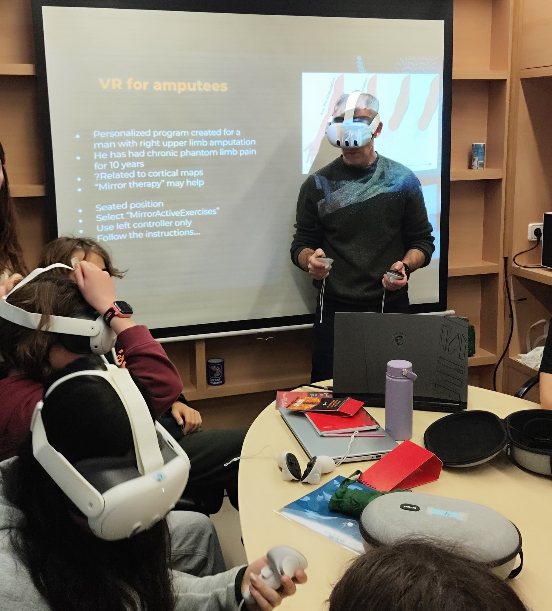 Joven usando visor de realidad virtual en una sesión de neurociencia en IDIBAPS