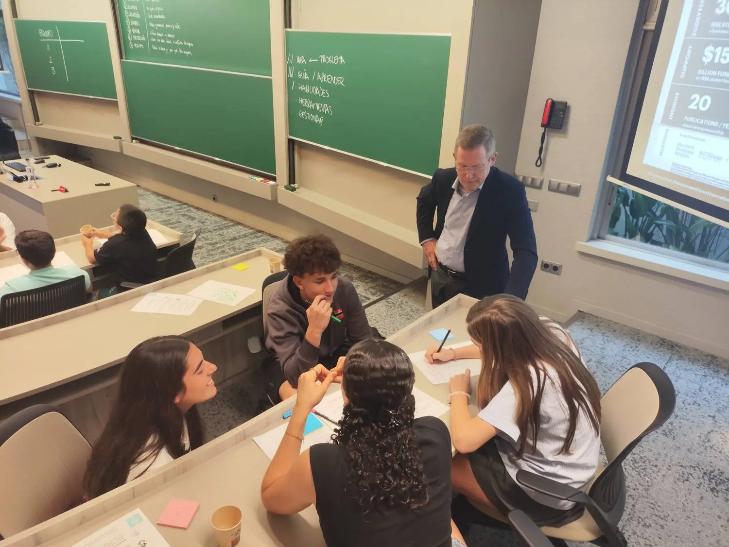 Adolescente presentando un proyecto en un workshop de IESE Business School