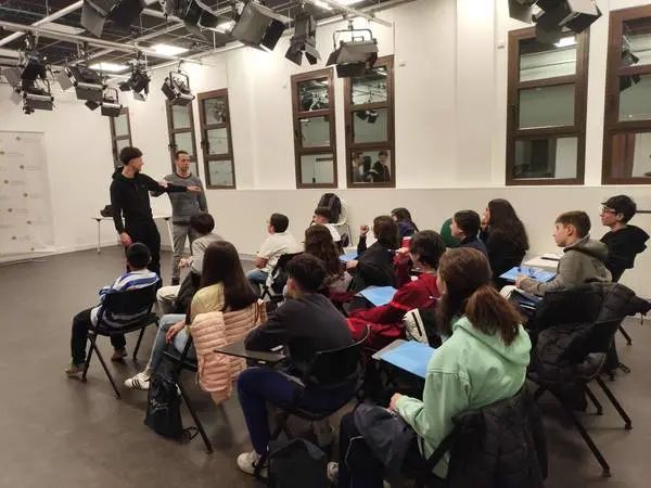 Joven practicando una intervención de comunicación en Universitat Abat Oliba CEU