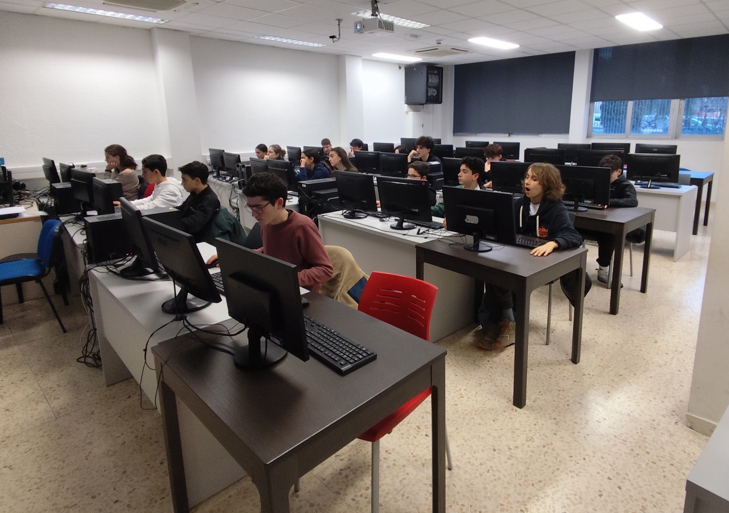 Jóvenes en aula de ordenadores de ENTI-UB