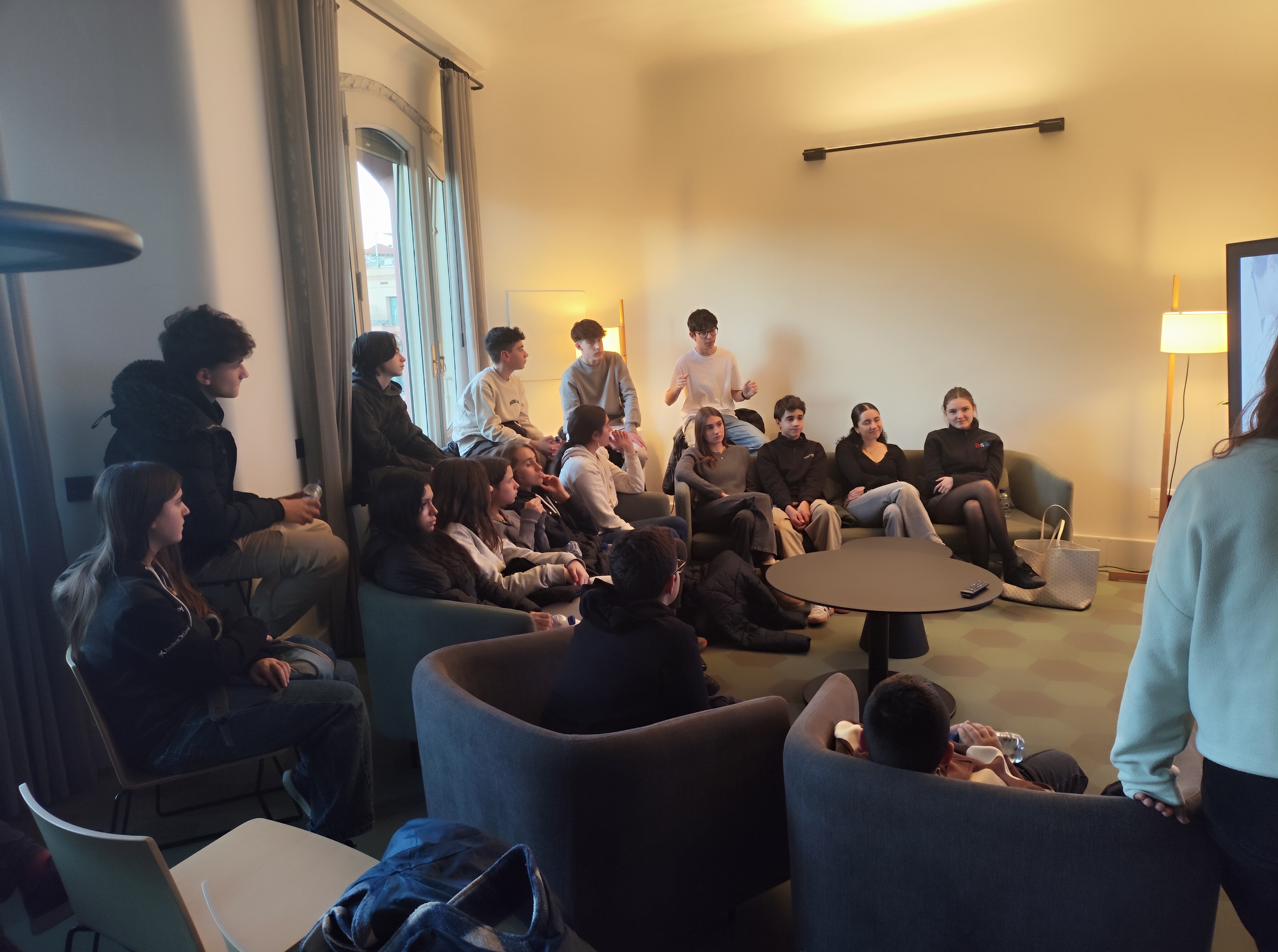 Grupo de jóvenes en sesión vocacional en La Pedrera