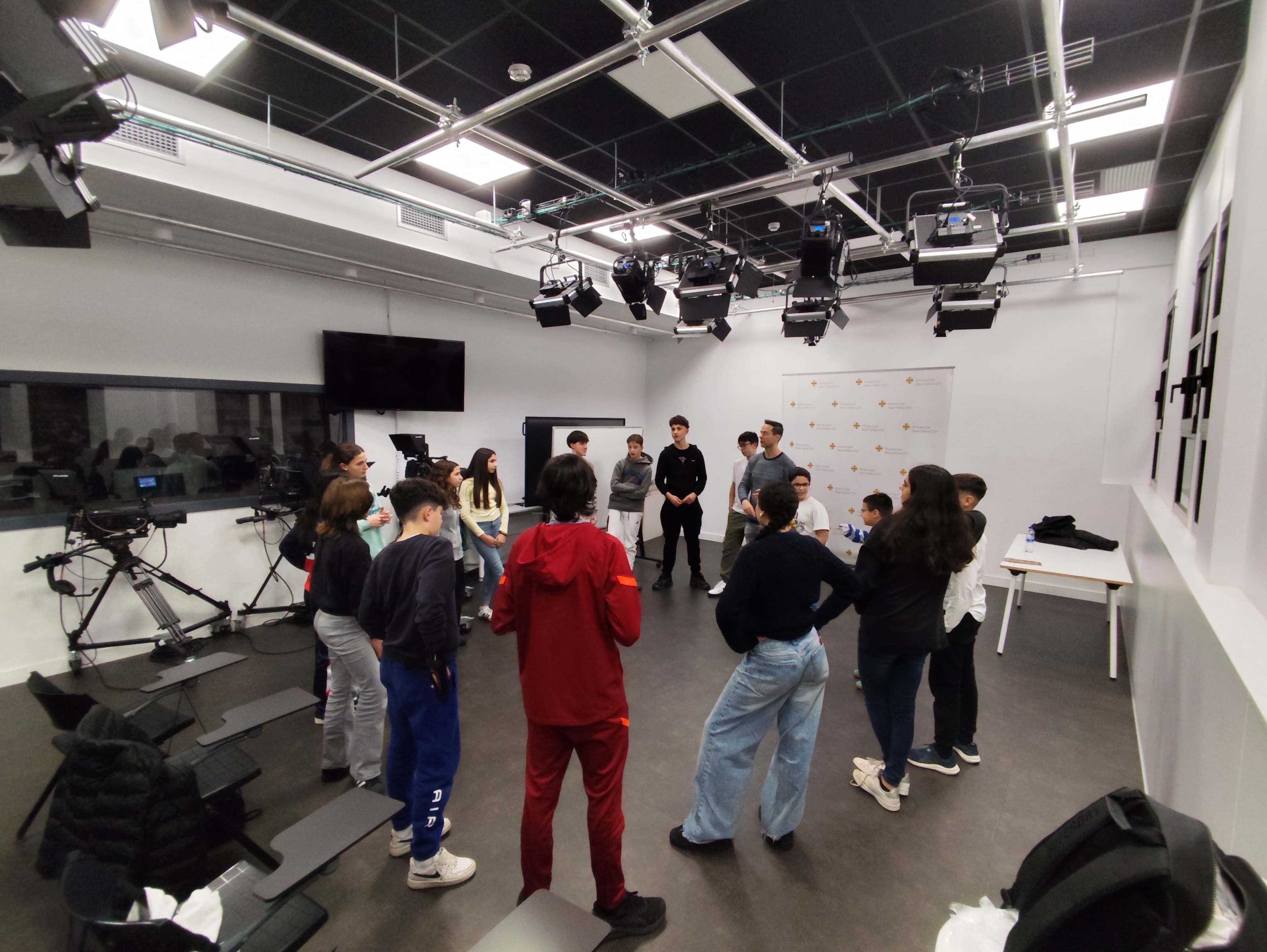 Estudiantes en plató de televisión de la UAO CEU