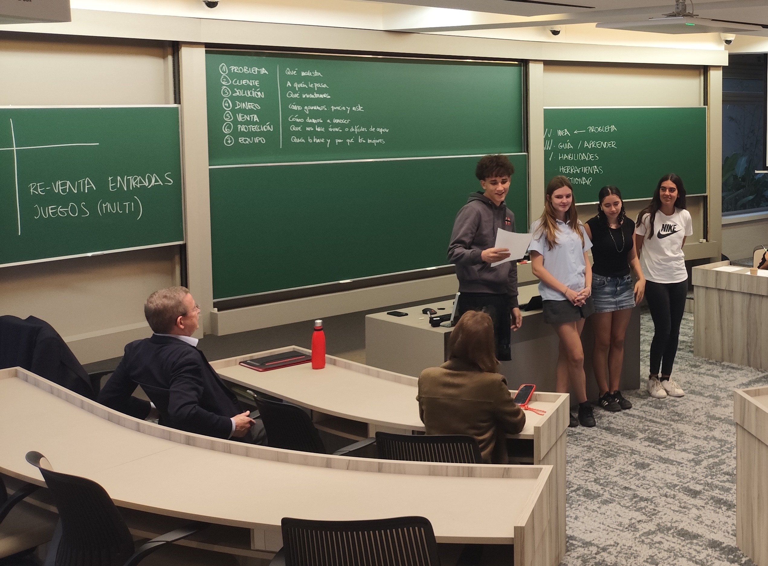 Jóvenes presentando en aula de IESE Business School durante actividad de Talentmood Lab